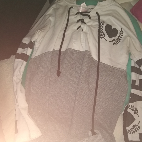 Polyester hoodie size medium (7-8) - Picture 1 of 2